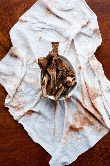 Bol de champignons séchés — Photo de stock