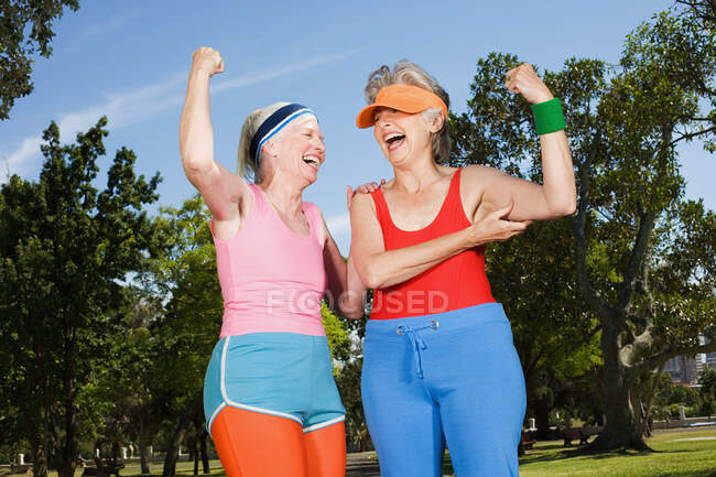 Due donne anziane adulte che si esercitano nel parco — Foto stock