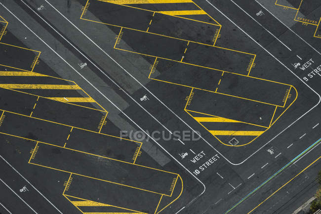 Vista aérea del estacionamiento de camiones vacíos marcado - foto de stock