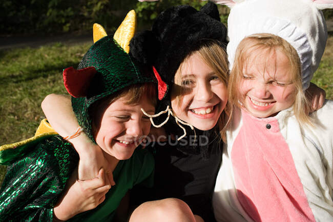 Três crianças em fantasia de vestido fantasia — Fotografia de Stock