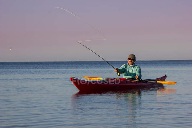 Uomo pesca a mosca da kayak nelle Everglades della Florida, Stati Uniti — Foto stock