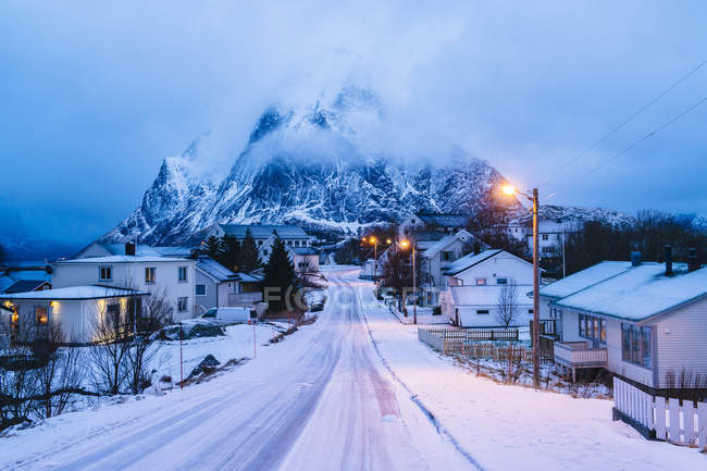 Neve estrada coberta ao entardecer, Reine, Lofoten, Noruega — Fotografia de Stock