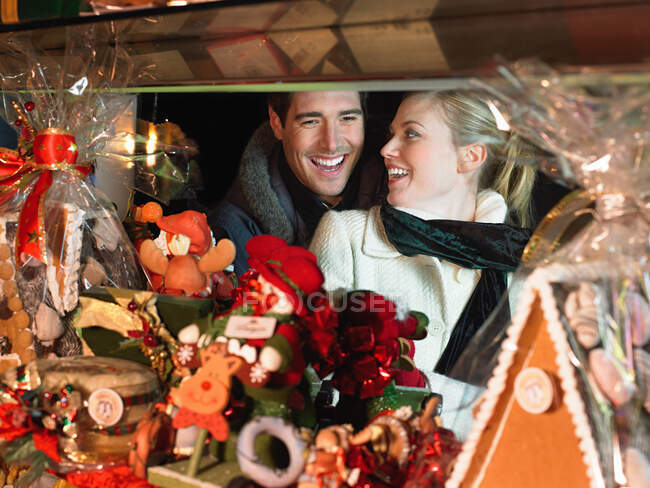 Mittleres erwachsenes Paar beim Weihnachtseinkauf — Stockfoto