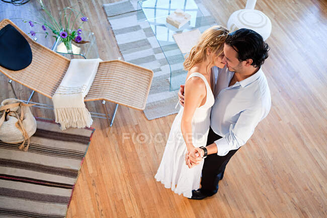 Пара танцев дома, высокий угол обзора — стоковое фото