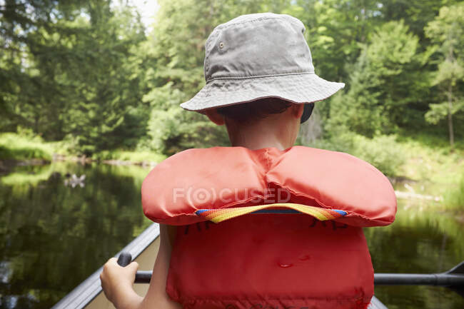 Jovem na canoa, vista traseira — Fotografia de Stock