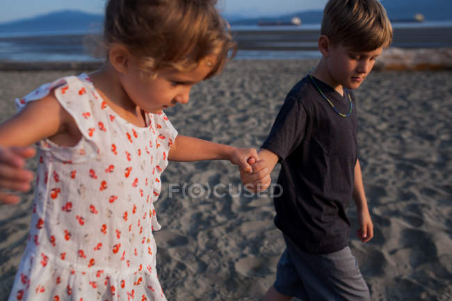 Crianças brincando na praia, Vancouver, British Columbia, Canadá — Fotografia de Stock