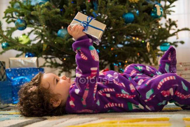 Toddler girl opening Christmas gifts — Stock Photo
