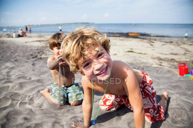 Zwei Jungen spielen am Strand — Stockfoto