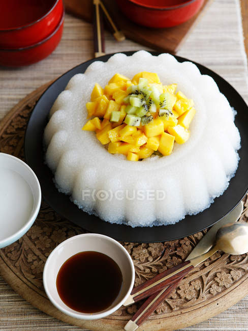 Тарелка фруктов и рисового пудинга с чашкой чая — стоковое фото