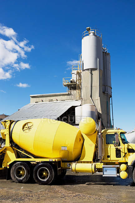 Camion di fronte a impianto industriale sotto il cielo blu — Foto stock