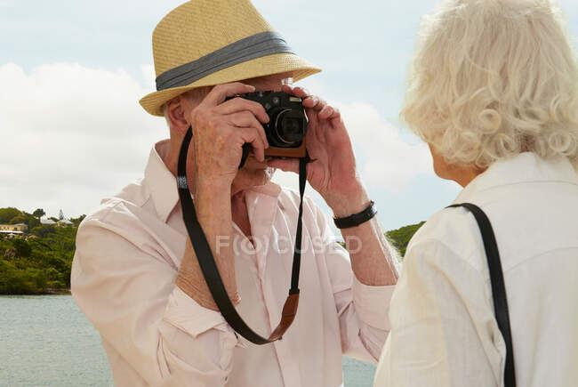 Uomo anziano fotografare moglie — Foto stock