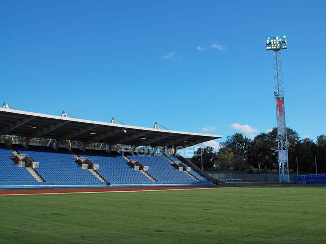 Stade de sport vide sous un ciel bleu vif — Photo de stock