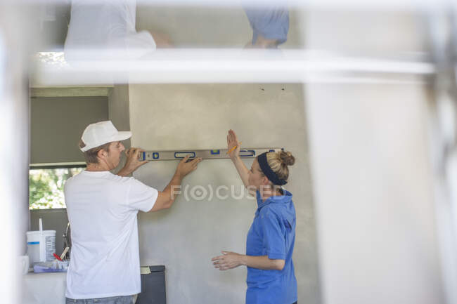 Cape Town, South Africa couple renovating home together — Stock Photo
