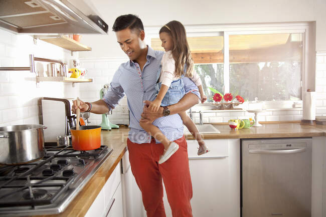 Батько і дочка готують на кухні — стокове фото