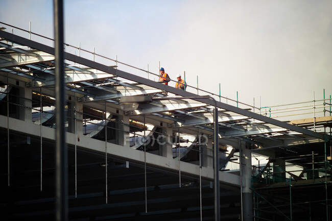Constructores en una obra de construcción - foto de stock