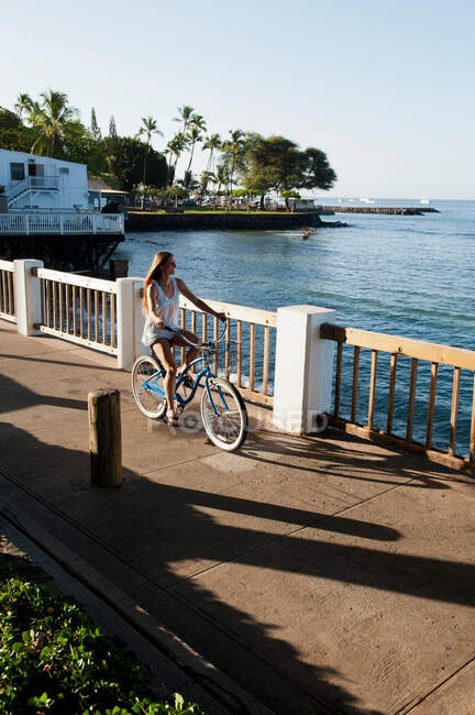 Mulher andar de bicicleta à beira-mar — Fotografia de Stock