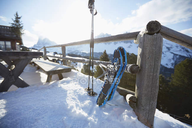 Горнолыжный спорт рядом с деревянным забором, Schneeschuh, Winter Wandern, Rodeln - Eisacktal / Sdtirol — стоковое фото