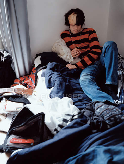Хлопчик-підліток розслабляється на ліжку — стокове фото