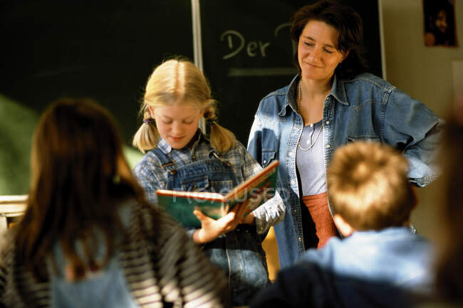 Crianças e professor em sala de aula — Fotografia de Stock