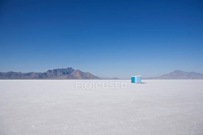 Oporto-a-potties en el paisaje del desierto - foto de stock