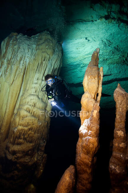 Cueva de Ben, agujero azul interior. - foto de stock