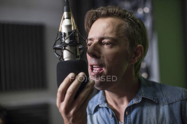 Cape Town, South Africa Man behind mic in recording studio — Stock Photo