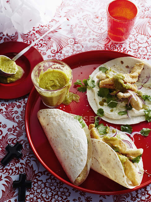 Mexikanische grüne Jalapeño-Sauce und Tortillas auf Tablett — Stockfoto