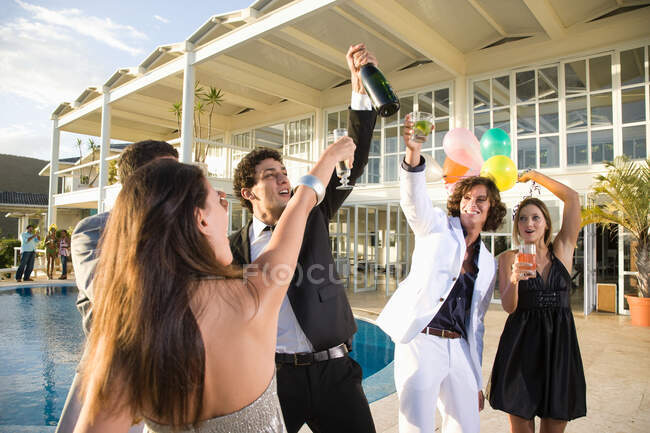 Pessoas fazendo uma festa na piscina — Fotografia de Stock