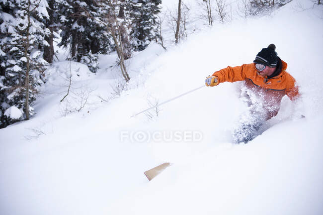 Skifahrer sprüht Schnee auf Piste — Stockfoto