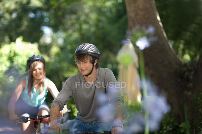Couple riding mountain bikes together — Stock Photo