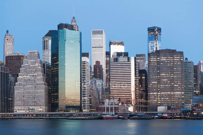 Manhattan Skyline in der Abenddämmerung — Stockfoto