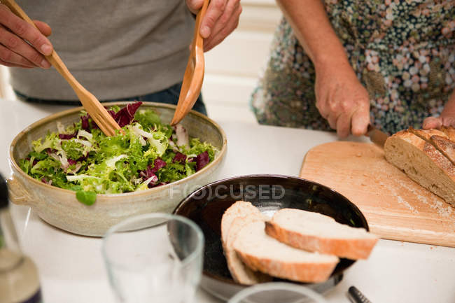 Abgeschnittenes Bild eines Paares, das gemeinsam Essen zubereitet — Stockfoto