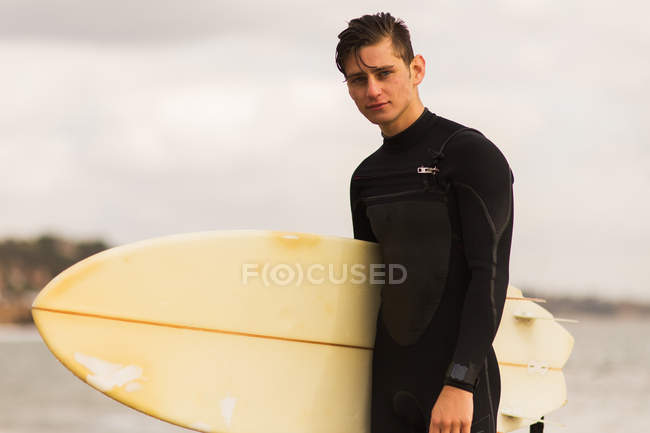 Ritratto di giovane, tavola da surf — Foto stock