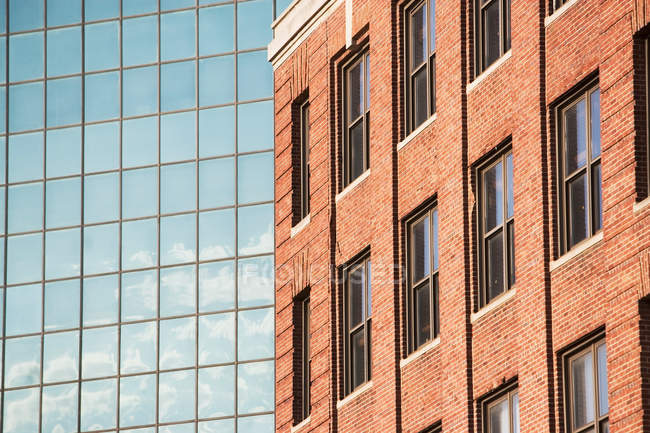Edifícios de vidro e tijolos — Fotografia de Stock