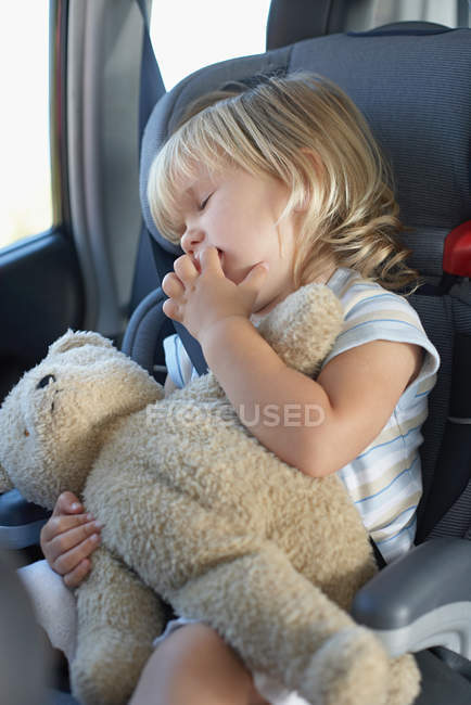 Молода дівчина, що спить у вагоні — стокове фото