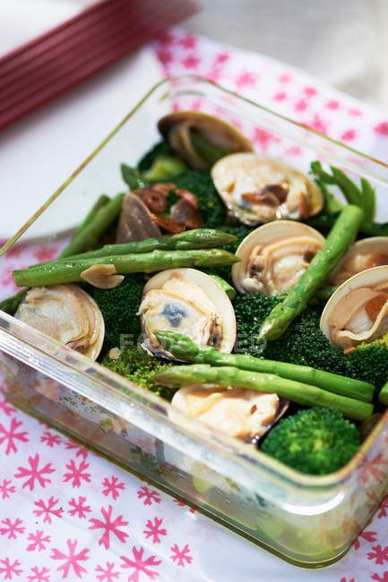Fresh Japanese cuisine with asparagus — Stock Photo