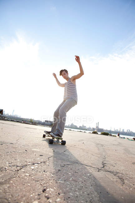Junger Mann skateboardet im Freien — Stockfoto