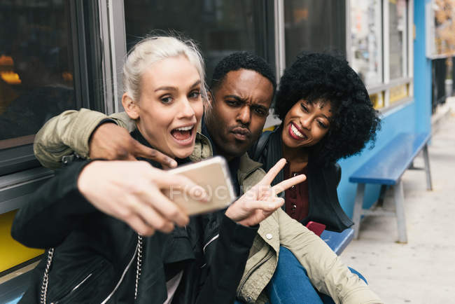 Amis prendre selfie avec smartphone dans la rue — Photo de stock