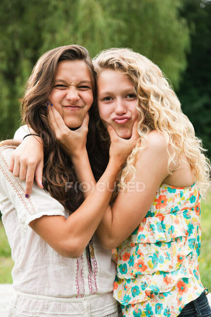 Dos chicas adolescentes jugueteando y haciendo caras - foto de stock