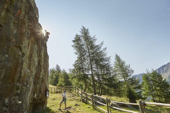 Young rock climbing couple climbing rock formation, Val Senales, South Tyrol, Italy — Stock Photo
