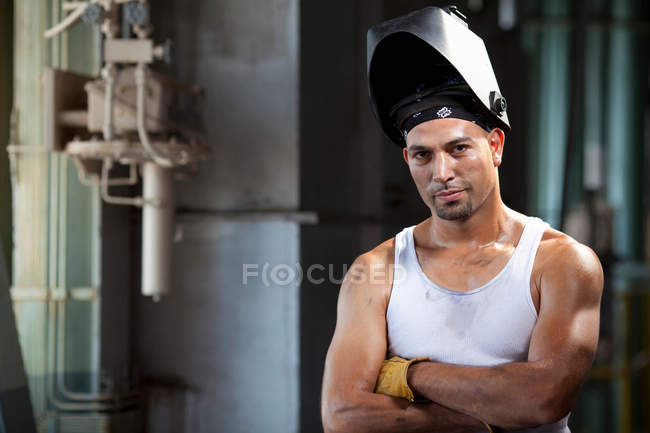 Промышленный рабочий в сварочном шлеме — стоковое фото