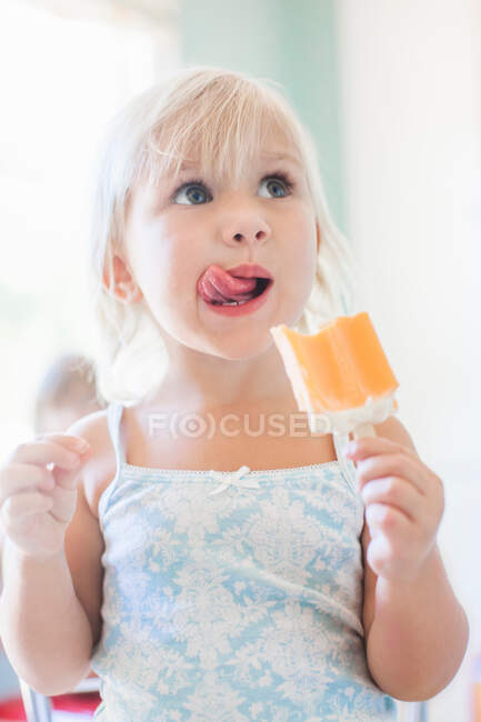 Menina comendo gelo alegre, retrato — Fotografia de Stock