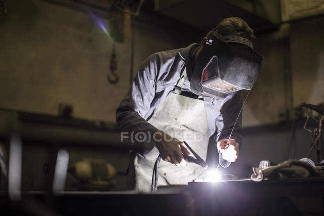 Sculpteur travaillant dans un atelier d'artiste — Photo de stock