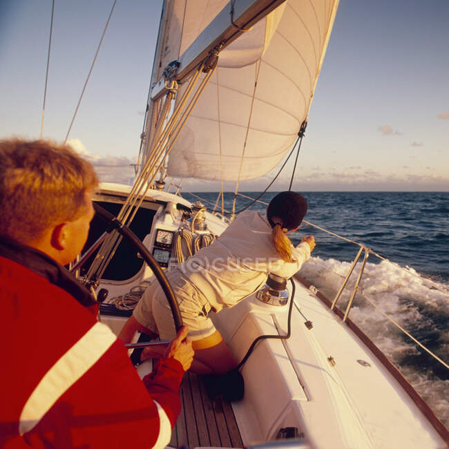 Homem e mulher velejando iate juntos — Fotografia de Stock