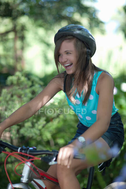 Adolescente menina montando bicicleta de montanha — Fotografia de Stock