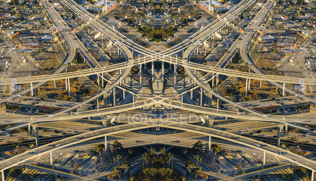 Astratto vista aerea simmetrica di cavalcavia e autostrade — Foto stock