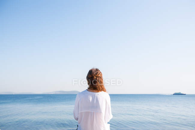 Femme en vacances au bord de la mer, Istanbul, Turquie, Asie — Photo de stock