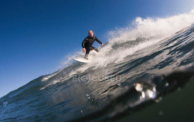 Волна серфинга в океане — стоковое фото
