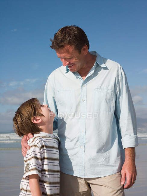 Père et fils au bord de la mer — Photo de stock