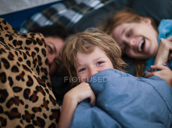 Mother and children in a tent — Stock Photo